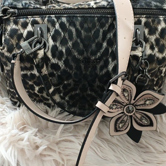 Guess Satchel Handbag, comes with dust bag, 10” length, 4.5” wide and 6” high… - Picture 8 of 9